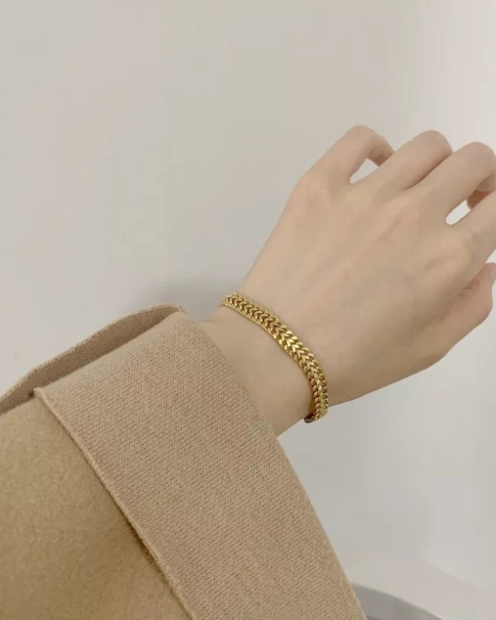 Lia Haddi Dual Chain Cuban Bracelet - Stainless Steel, 18K Yellow Gold Plated, 16cm + 5cm, Tarnish Resistant, Water-Resistant, Hypoallergenic, Recycled materials, Trendy and fashionable design from Lia Haddi's collection.