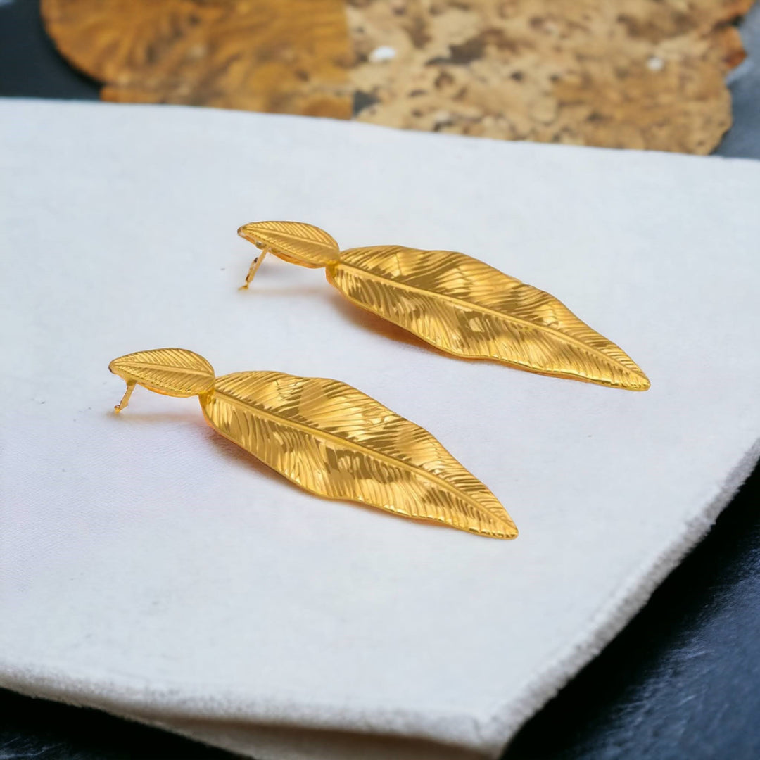 Elegant gold leaf-shaped earrings, stainless steel, PVD 18K gold plated, intricate detailing