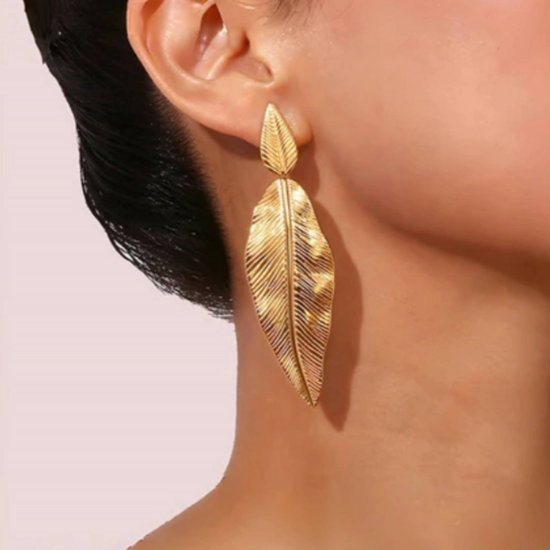 Elegant gold leaf-shaped earrings, stainless steel, PVD 18K gold plated, intricate detailing